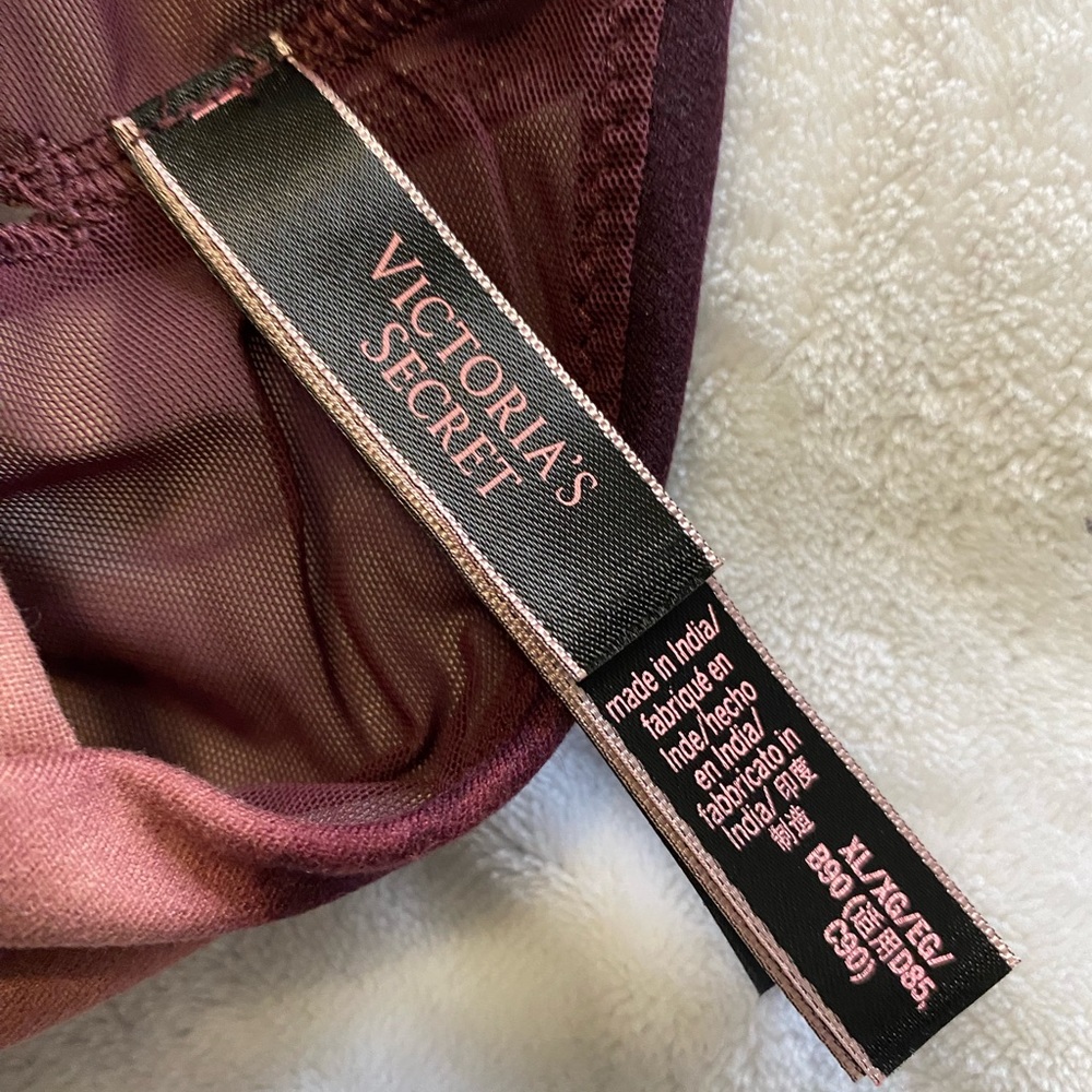 Victoria’s Secret Sports Bra ( never worn)